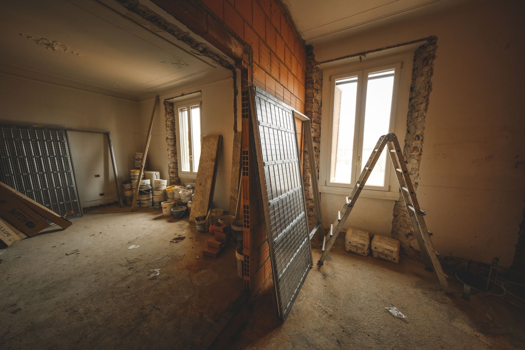 Renovare interioară coordonată de la decopertare la finisaj