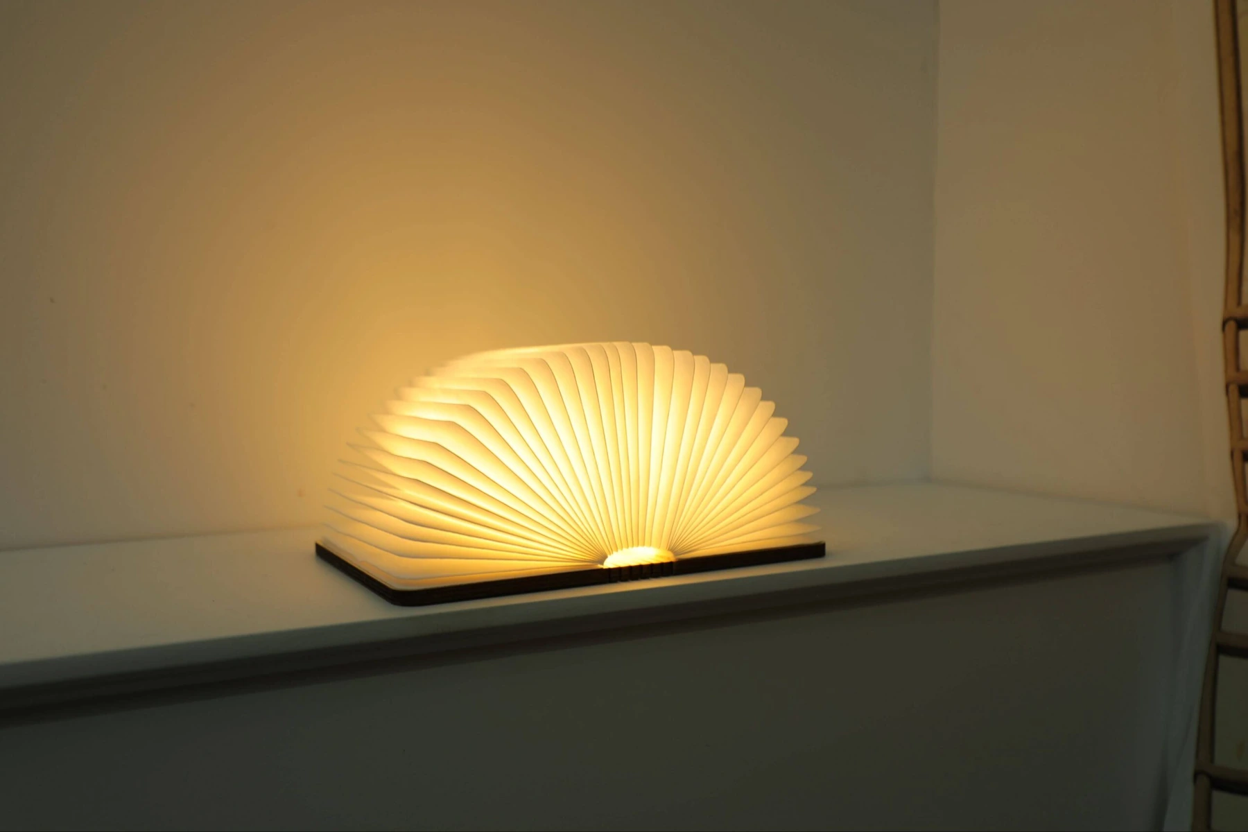 Wooden book lamp · small — detail